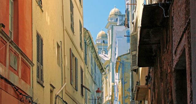 Farbenfrohe Gebäude im historischen Zentrum von Bastia auf Korsika