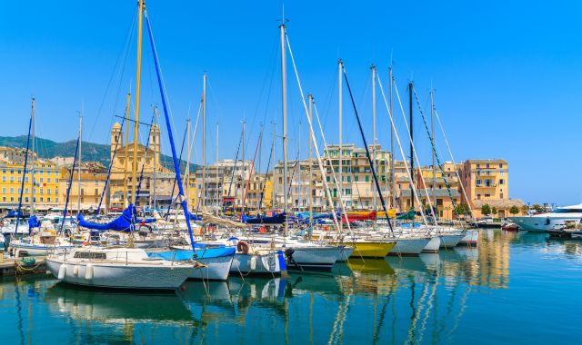 Farbenfrohe Gebäude entlang Uferpromenade des alten Hafens von Bastia