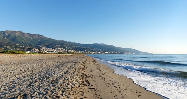 Fale rozbijające się na piaszczystej plaży Marana, Bastia