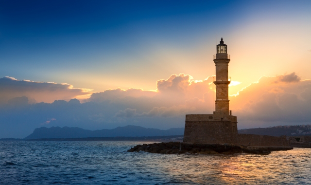 Das Sonnenlicht bricht sich am ägyptischen Leuchtturm in Chania