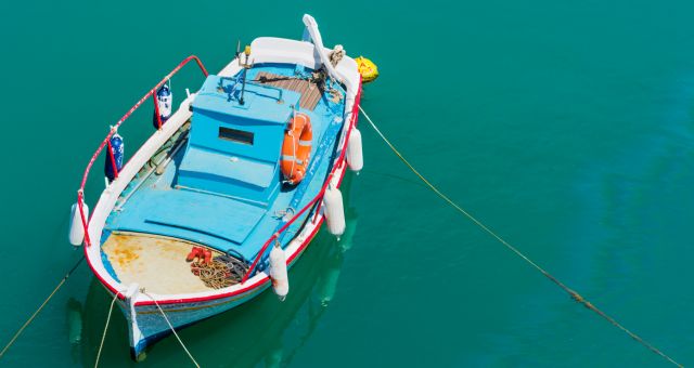 Peschereccio blu a Chios, Grecia