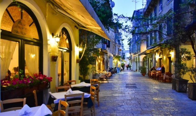 Calle con restaurantes tradicionales en el casco antiguo de Corfú