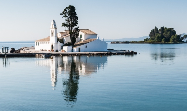 El monasterio de Vlacherna, construido junto al mar