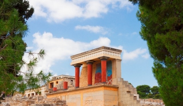 Die roten Säulen des Palstes von Knossos auf Kreta