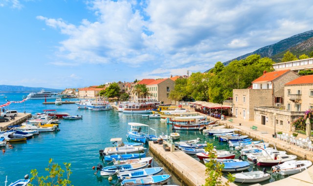 Piccole barche nel porto di Bol a Brač, Croazia