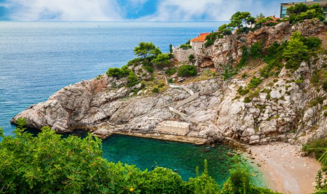 Widok na klifową plażę Bellevue w Dubrowniku, Chorwacja