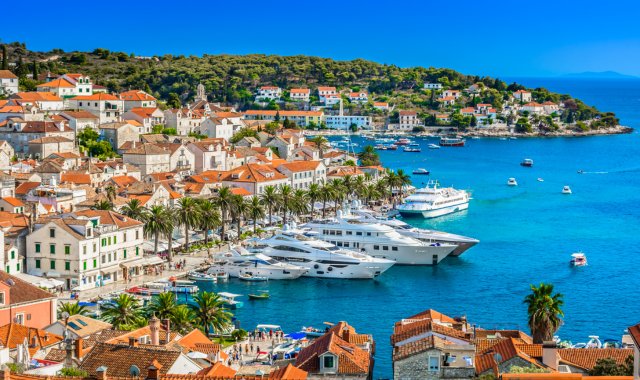 Barche e yacht nel porto turistico di Hvar in Croazia