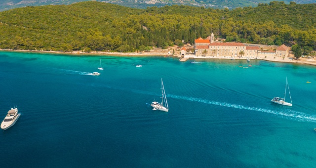 Das Franziskanerkloster und der dichte Wald auf der Insel Badija, Kroatien