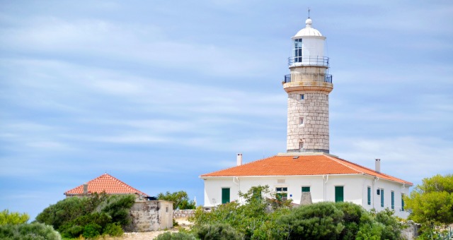 Il faro di Struga circondato da alberi, Croazia