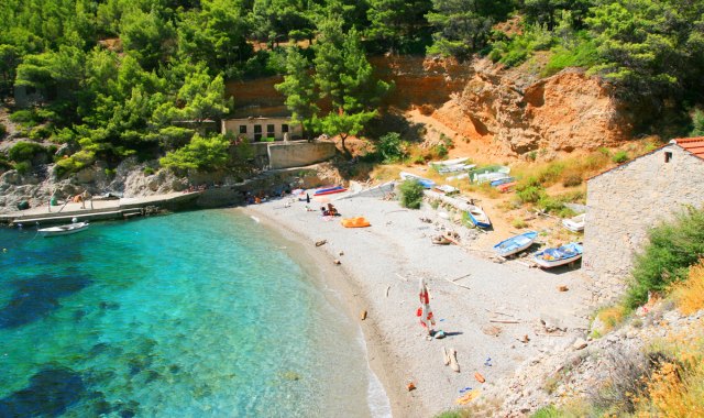 Barcos de pesca coloridos na praia de Sutmiholjska, Mljet