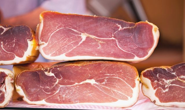 Forme di prosciutto crudo istriano