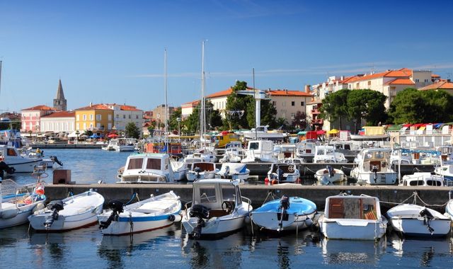 Barche da pesca e scafi al porto di Parenzo