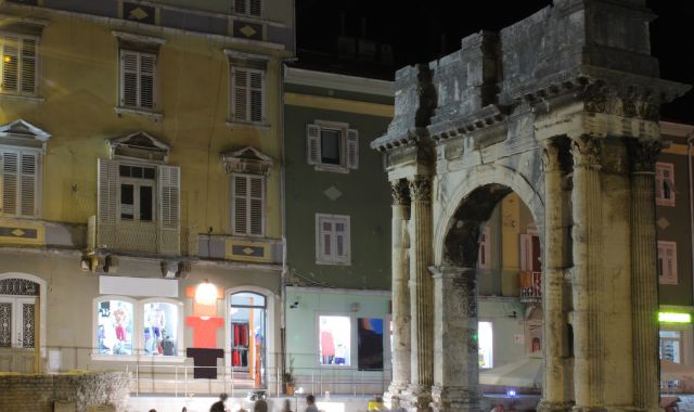 The Arch of Sergii and surrounding Roman buildings in Pula at night