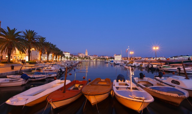 Vista noturna de um porto em Split, Croácia