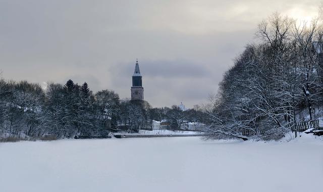 Snow in the city of Turku with the cathedral in the background