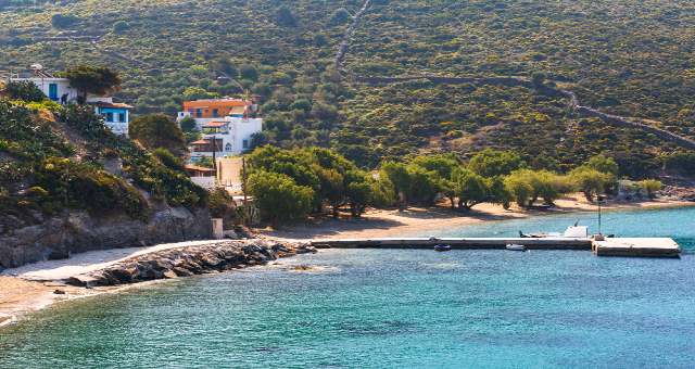 La costa sabbiosa di Kampi, circondata dal verde, a Fournoi