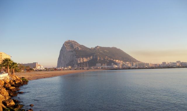 Blick auf den Felsen von Gibraltar bei tiefstehender Sonne