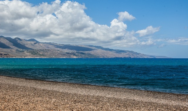 Плаж със сини води и камъчета край Ираклио, остров Крит