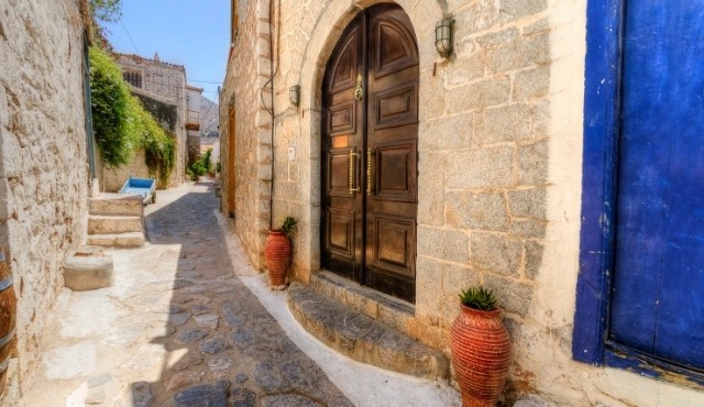 Maisons en pierre dans une ruelle pittoresque d’Hydra