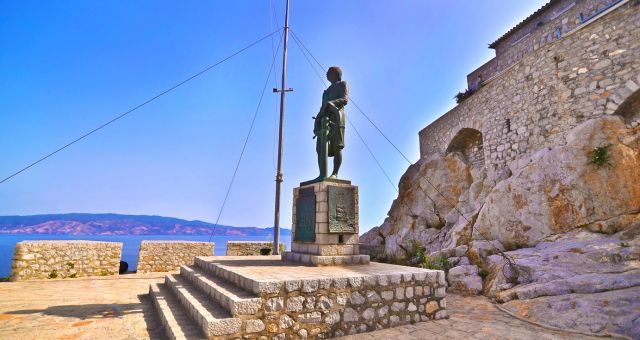 A estátua do herói de guerra grego Andreas Miaoulis junto ao mar