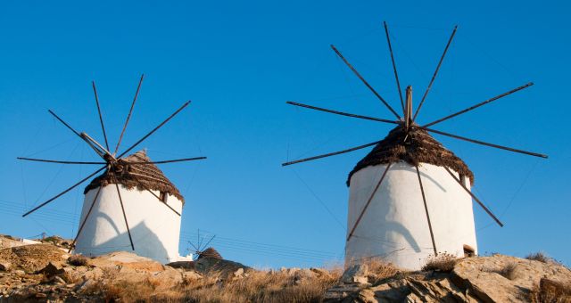 ανεμόμυλοι στην Ίο, Χώρα Ίου, λευκά σπίτια, Αιγαίο, μπλε ουρανός, νησί Κυκλάδων