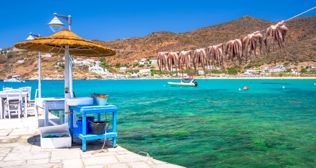 Une taverna de bord de mer à Ios