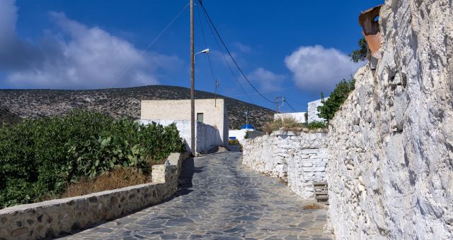 Strada verso la spiaggia di Livadi