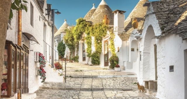 Callejuela en el pueblo de Alberobello, en Italia