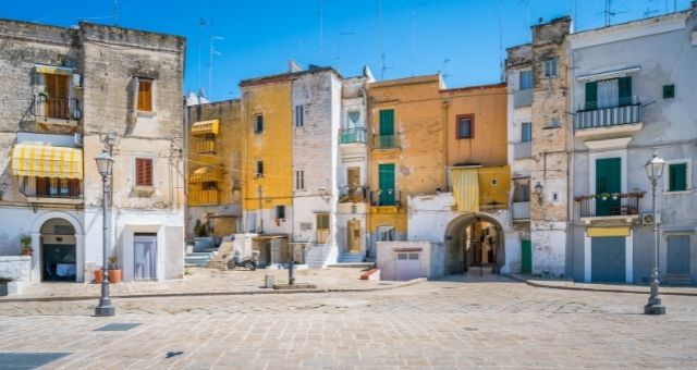 Plaza y edificios tradicionales de Bari Vecchia (Italia)