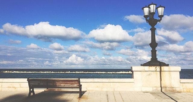 Banco com vista para o mar no passeio marítimo de Bari, na Itália