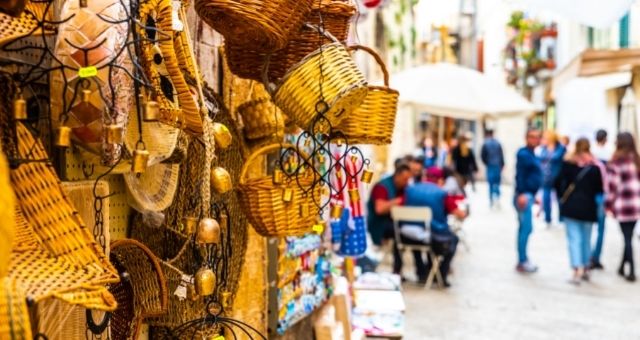 Rue avec produits locaux à Bari