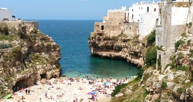 Bagnanti sulla spiaggia di Lama Monachile a Polignano a Mare