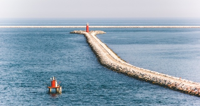  Faro rojo en el puerto de Bari, costa italiana - rutas de ferry a Grecia, Albania, Croacia