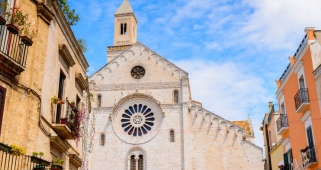 Edificios tradicionales frente a la catedral de San Sabino (Bari, Italia)