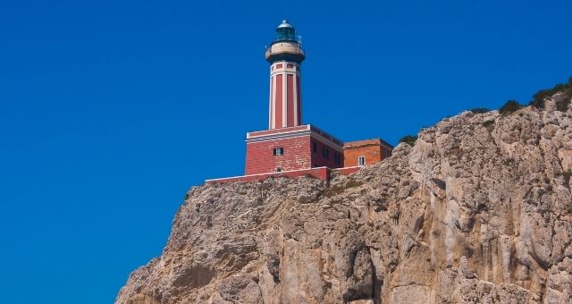 O farol de Punta Carena, em Cápri