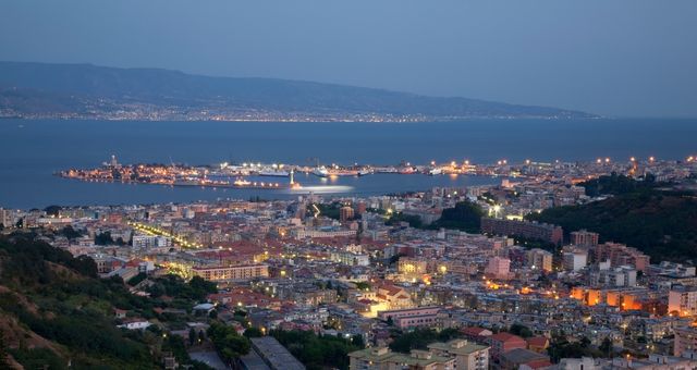 La città di Messina e il suo porto illuminati