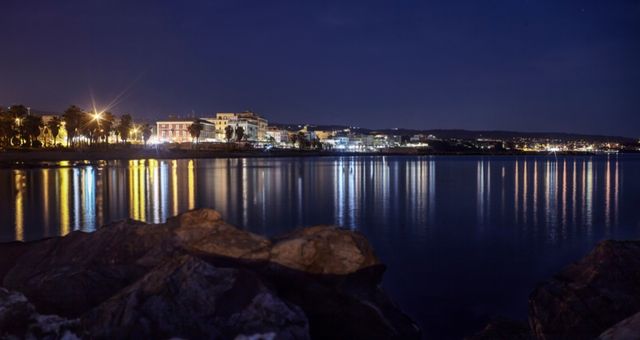 Vista del porto e del lungomare di Civitavecchia di sera