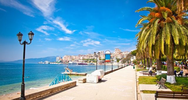 Il lungomare di Civitavecchia con il porto sullo sfondo