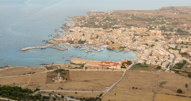 Hafen und Stadt Favignana aus der Luft