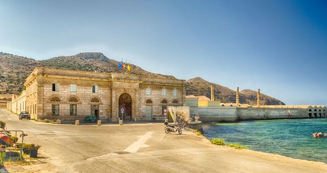 Die ehemalige Thunfischfabrik Florio in der Nähe des Hafens von Favignana