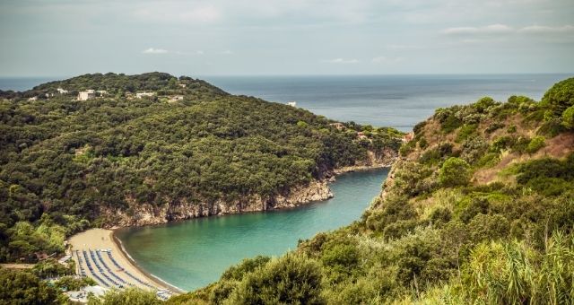 Der Sandstrand San Montano auf Ischia, Italien