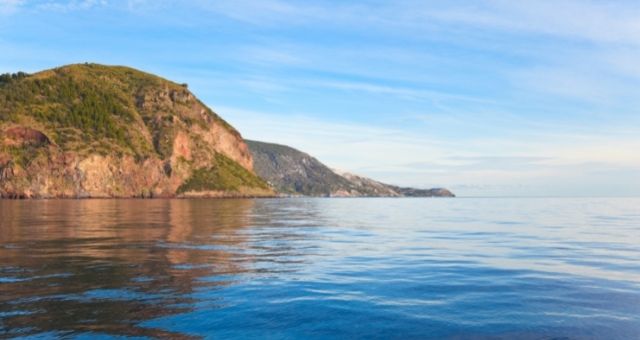 La costa de Lípari vista desde el mar 