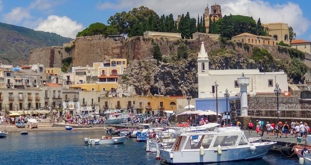 Widok na mały port w Lipari w pobliżu starego miasta