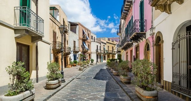 Coloridas casitas en una estrecha calle del centro histórico de Lípari