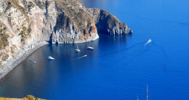 Widok na plażę Valle Muria na Lipari