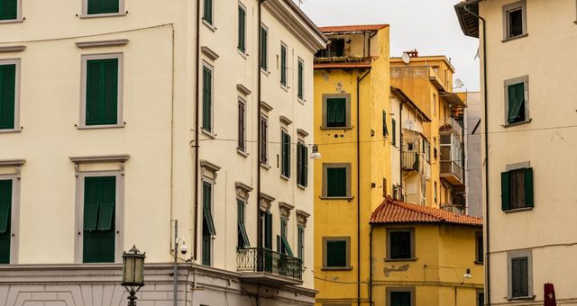 Coloridos edificios en el centro histórico de Livorno