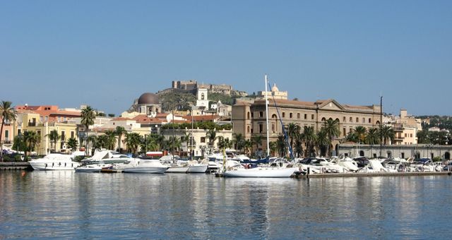 Puerto deportivo de Milazzo con el castillo al fondo