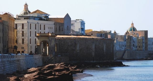 Edificios del centro histórico de Olbia sobre el paseo marítimo