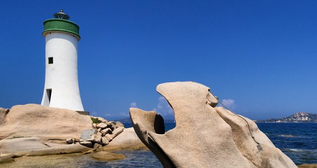 Il faro di Punta Palau e le sue rocce scolpite dal vento