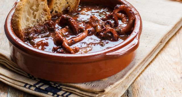 Piatto di polpo alla piombinese accompagnato dal pane casereccio